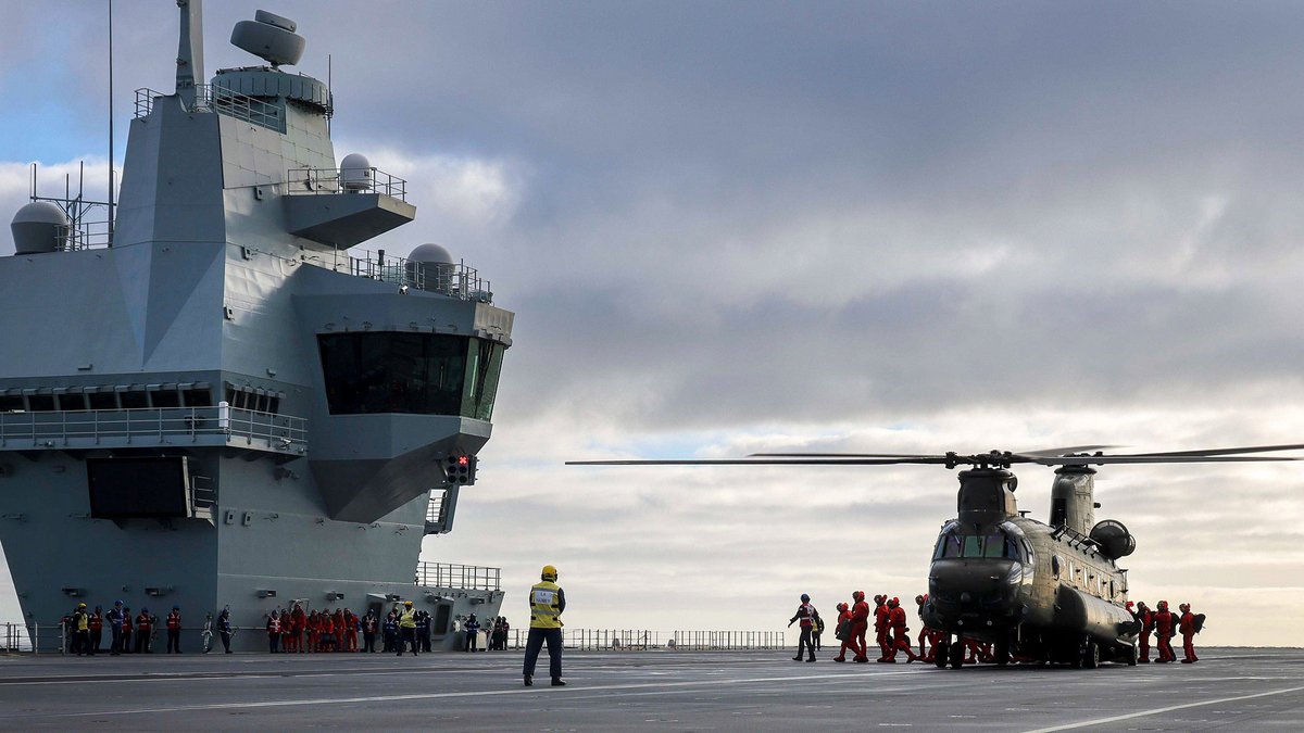 NavyLookout's tweet photo. More interesting than embarking in Portsmouth...

RAF Chinook delivers engineers and support staff of 617 Squadron to @HMSPWLS in preparation for receiving F-35 Jets.

#SteadfastDefender24 

Via @COMUKCSG https://t.co/mgDRG3laGP