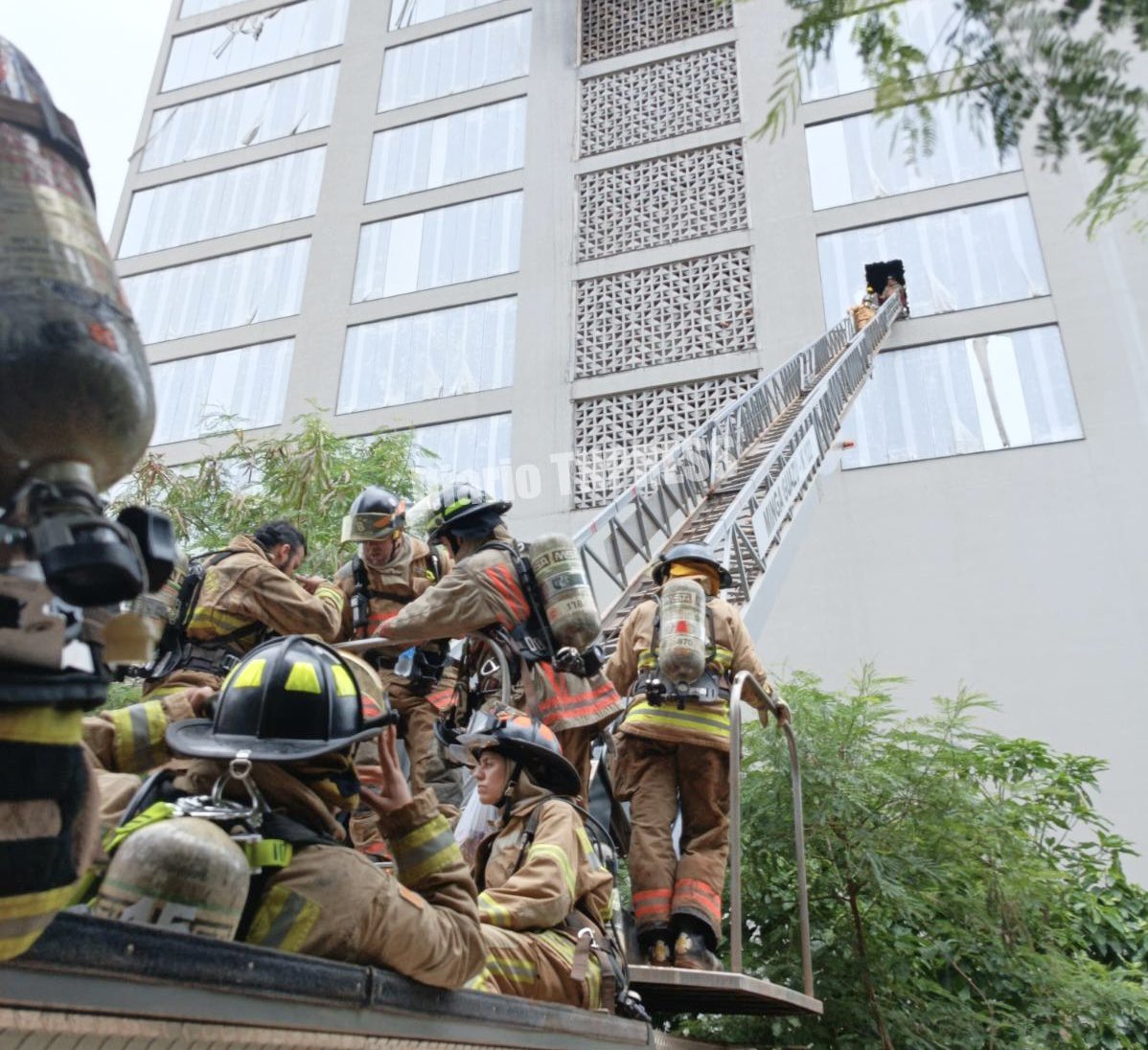 DiarioTN's tweet photo. Supuesto intento de ocultar irregularidades tras el incendio de varios días en el edificio Flytec. https://t.co/vhBeRJmn39 https://t.co/w92E77hMZV