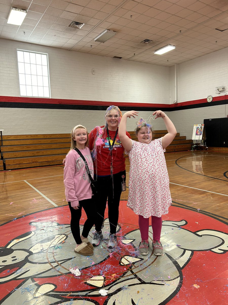 PhysEdPups's tweet photo. Kids Heart Challenge Top Fundraising class #sillystringtheteacher @KidsHeartChall https://t.co/4F22cAPAZn