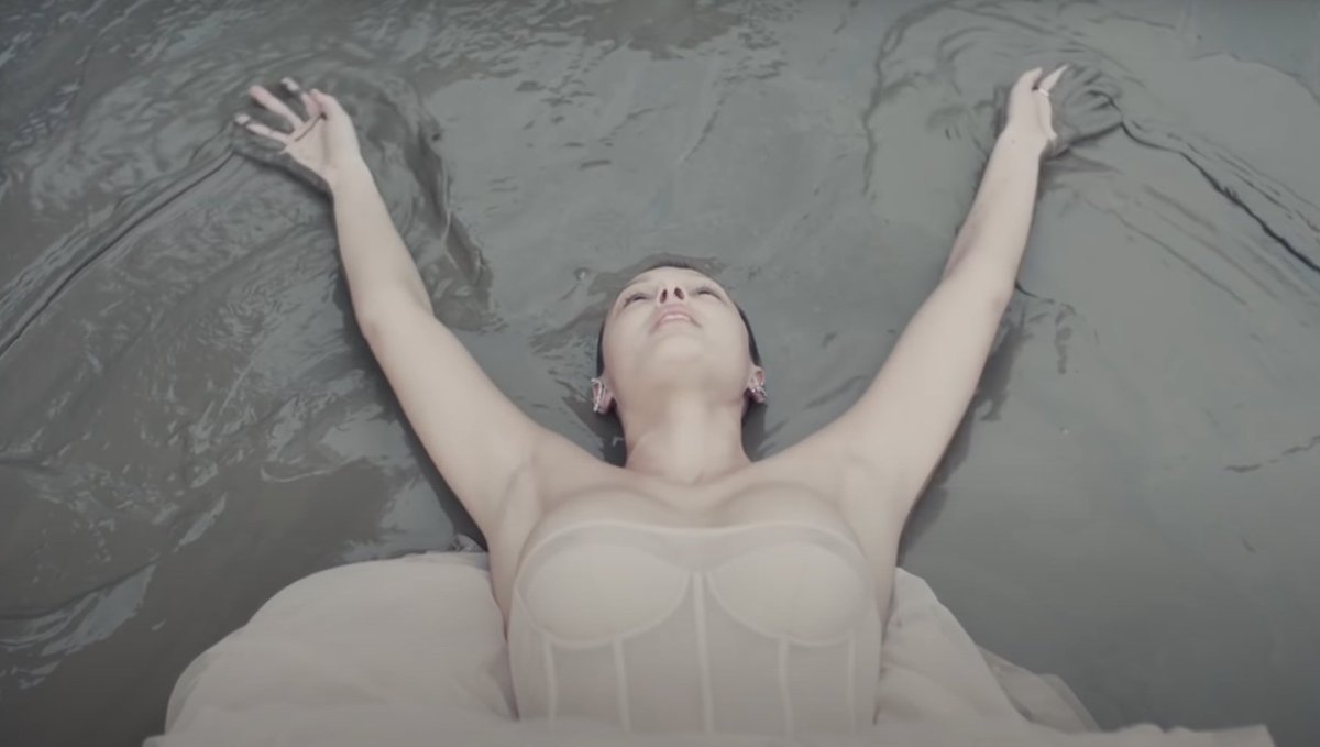 maureenfosterX's tweet image. #FirstLight (2020) #AlexanderMcQueen #fashion
Short film by #jonathanglazer and his #TheZoneOfInterest team - cinematographer, sound designer, production designer, editor 
facebook.com/watch/?v=42377…