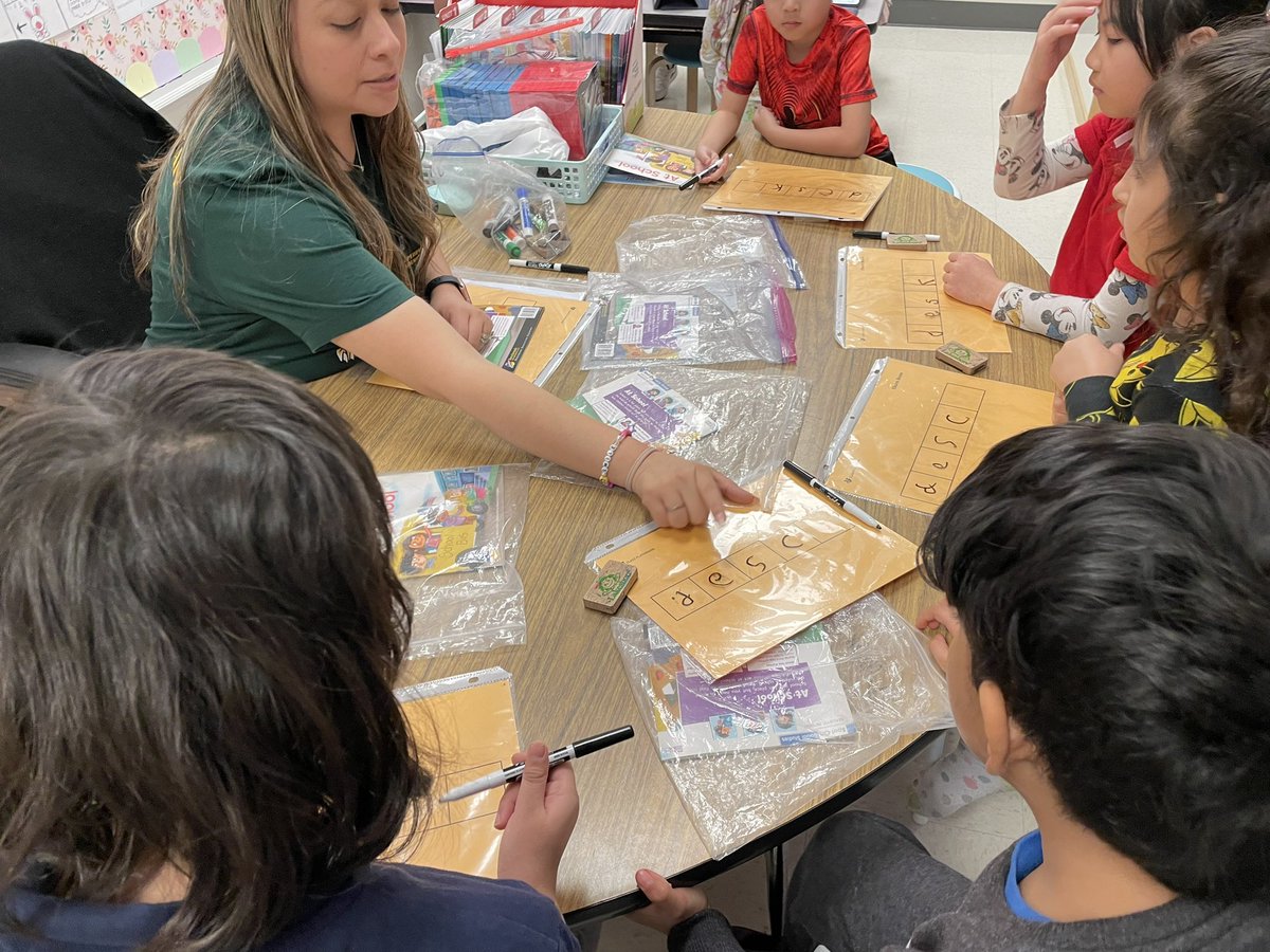 Green2Learn's tweet photo. Tier 1 differentiated groupings and explicit small group instruction happening at Ethridge Elementary!!!! https://t.co/MVM5ooJwpf