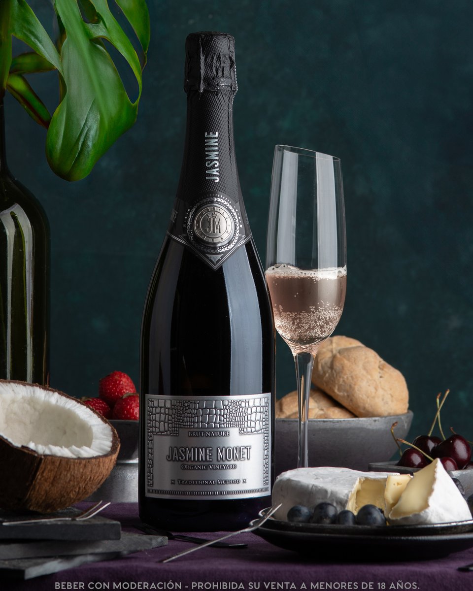 jasminemonetok's tweet image. La intensidad de lo natural en cada burbuja. 🍾

-------
The intensity of natural on each bubble.

.
✧ JASMINE MONET SILVER ✧ Brut Nature
.
#TraditionalMethod 🍾

🍃 #organicwine #glutenfree #vegan 🍃
.

#espumante #champagnelover #wine #bio #vino #sparklingwine #valledeuco