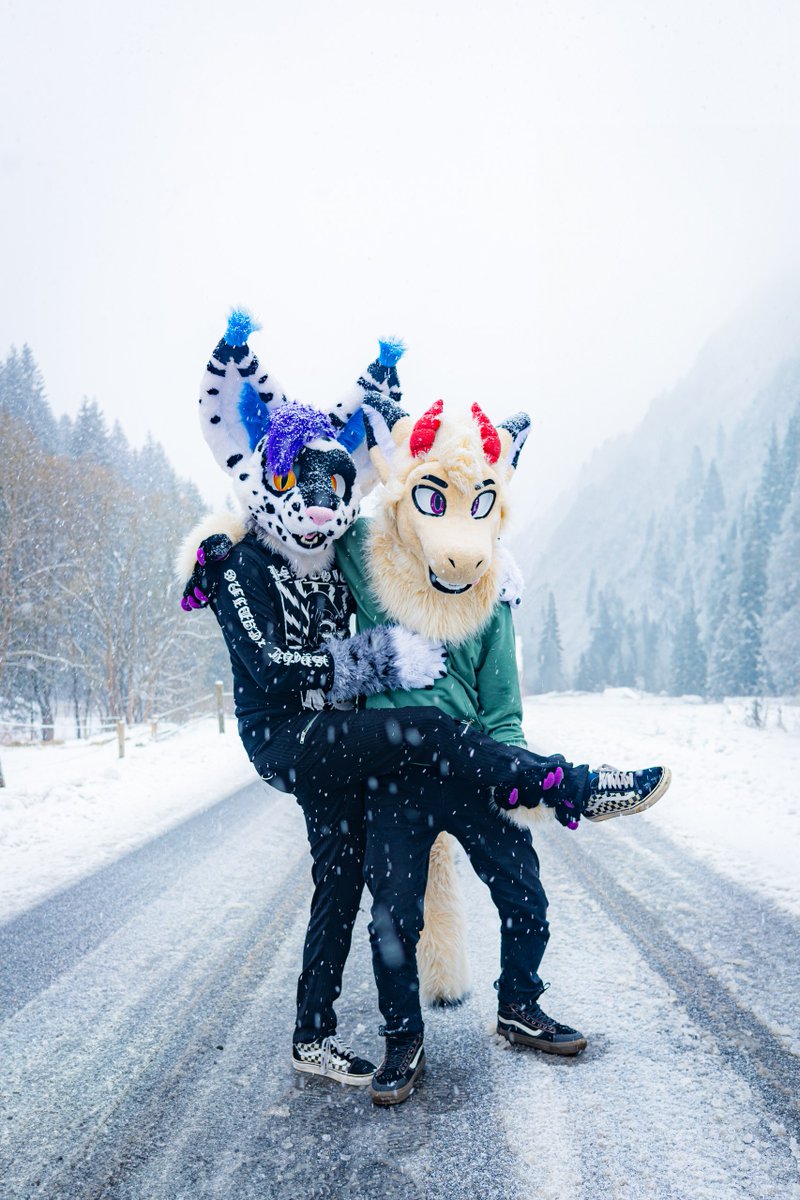 Despite it getting kinda warm, we still feeling a little bit snowy.

Pic with <a href="/SWolfeimer/">Suky Wolfeimer</a> taken at Snowfur 2024 . #FursuitFriday 

📷: <a href="/CanysWaltz/">Canys</a> 
🪡: <a href="/_avafur_/">AvA</a>
