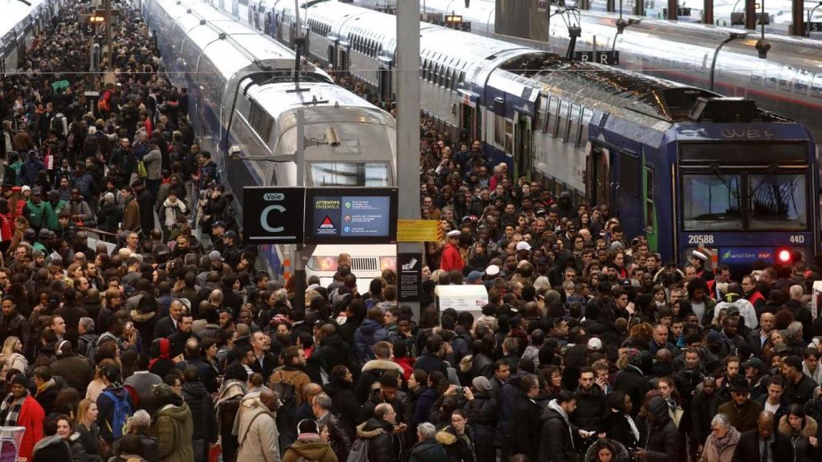 Fx Bellamy (@fxbellamy) on Twitter photo 150 000 Français bloqués ce soir, malgré des billets hors de prix et les 20 milliards de leurs impôts versés à la #SNCF l’an dernier. En soutenant les syndicats qui, dit <a href="/sebchenu/">Sébastien Chenu</a>, « défendent leur pouvoir d’achat », le RN choisit la gauche rentière qui met la France en faillite. 150 000 Français bloqués ce soir, malgré des billets hors de prix et les 20 milliards de leurs impôts versés à la #SNCF l’an dernier. En soutenant les syndicats qui, dit <a href="/sebchenu/">Sébastien Chenu</a>, « défendent leur pouvoir d’achat », le RN choisit la gauche rentière qui met la France en faillite.