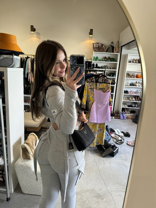 out shopping 🤍 rate the fit 1-10 https://t.co/K1YtQkvyrU