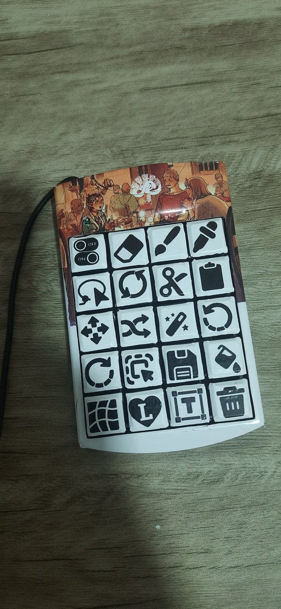 HiroshiArtist's tweet photo. Oi amigos artistas, transformei um teclado numérico de 15 reais em um pad pra atalho personalizado pra desenho 

(Um desses em loja é uma fortuna) https://t.co/Uhr1g69Asm