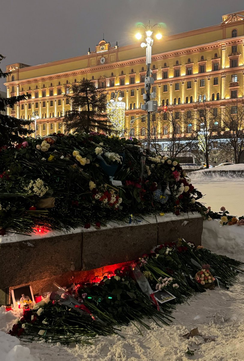_dashaaa_k's tweet photo. сердце разрывается. 

я приехала возложить цветы в 1:30 ночи, но люди все равно подходили и оставляли цветы и фотографии. больно, больно, очень больно. я не могу до сих пор в это поверить…🖤 https://t.co/m7Wl3CR4dl