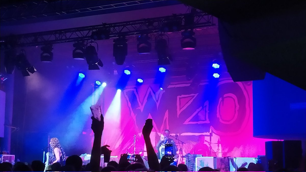 Heute Abend war ich wieder 16
... Nur sind die Haare nicht mehr blau und schwarz sondern grau und braun.#wizo #PunksNotDeadYet #gegenRechts