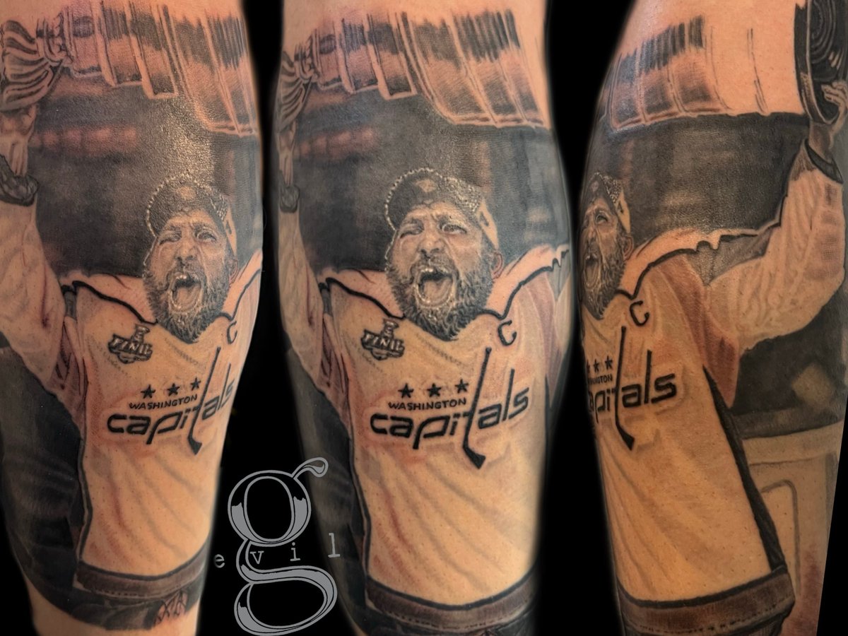 evilgeniusdm's tweet photo. Epic piece of
@aleksandrovechkinofficial from @capitals lifting the @stanleycup for our friend @importereugene! https://t.co/LCL7qVWEhB