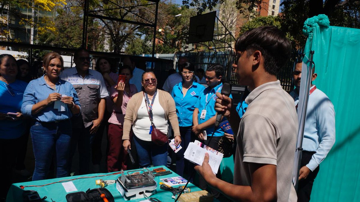 Grandes proyectos observamos presentados por nuestros estudiantes en el VII Reto Estudiantil de Ciencias Naturales.

¡Juventud Futuro de la Patria! 
#VivaVenezuela 
<a href="/NicolasMaduro/">Nicolás Maduro</a> 
<a href="/_LaAvanzadora/">Yelitze Santaella</a> 
@MPPEDUCACION 
<a href="/Soykarinacarpio/">Karina Carpio</a> 
<a href="/CDCEAragua/">CDCE ARAGUA</a>