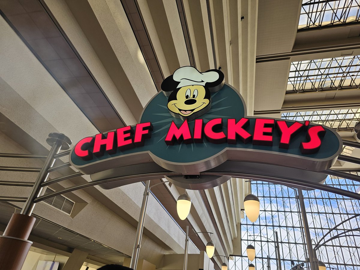 photoasahobby's tweet photo. One of my favorite restaurants and experience in Orlando @WaltDisneyWorld @DisneyParks #chefmickeys #photooftheday #photoart #FridayVibes https://t.co/2csgXZwdyG