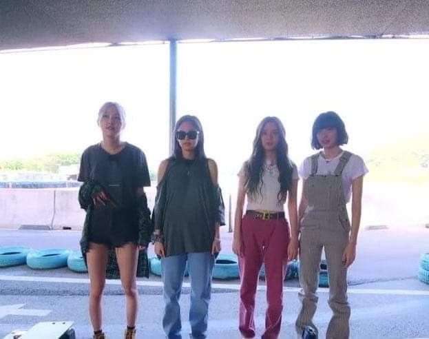 bponrepeat_1's tweet photo. “The biggest asian female group in history”. https://t.co/YKLbifG4nn