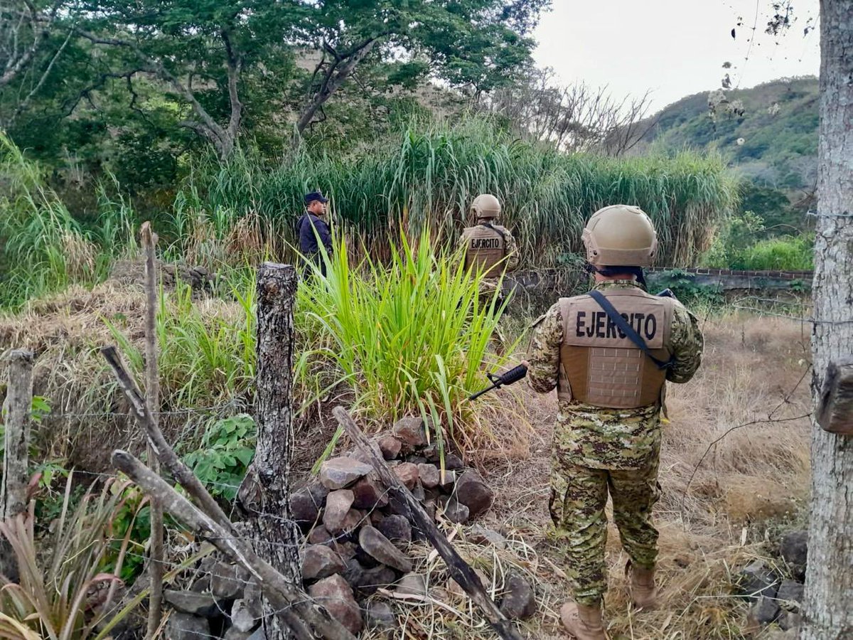 Con el objetivo de evitar que los remanentes de terroristas huyan de la #GuerraContraPandillas, personal de la <a href="/FUERZARMADASV/">FUERZA ARMADA</a> realiza acciones preventivas en todo el territorio. 

#PlanControlTerritorial