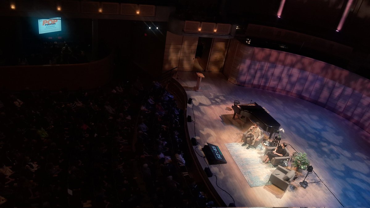 silenteleo's tweet photo. "Vivir cada día como si fuera el primero, con la curiosidad de un recién nacido".
@suleikajaouad durante su charla anoche con @JonBatiste en el @ChanCentre de la @UBC

Segunda charla del ciclo sobre cultura pop y vida política en EE. UU. organizado por la @ubcSPPGA. https://t.co/PQNTAuZpUW