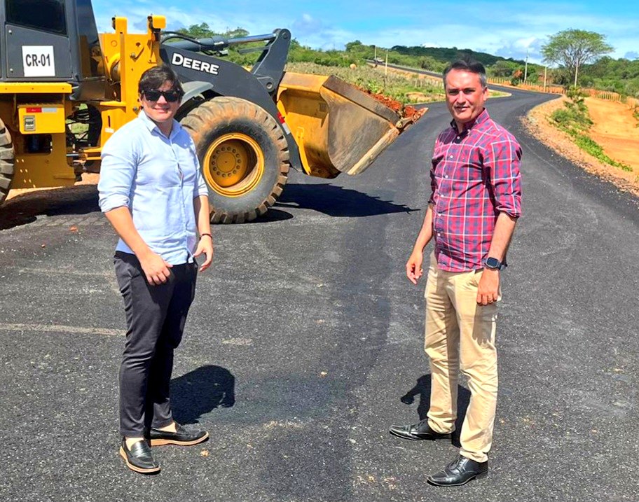 FerdnandoLucena's tweet photo. Em #agenda no sertão paraibano, estive com o Interlocutor do PRT @admiguelangelo visitando ➕️ obras de infraestrutura turística do Governador @joaoazevedolins | @LucasRibeiroVG que vai impulsionar o turismo na região de Cajazeiras, que em 2023 ganhou um voo da @azulinhasaereas https://t.co/ICNCl2CUTC