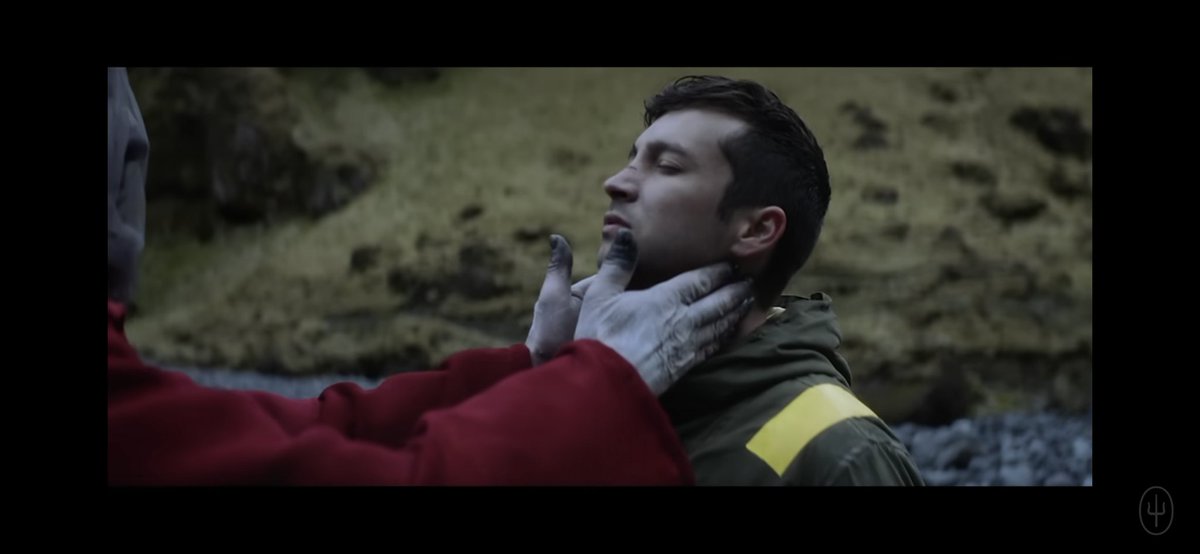 llindsyy's tweet photo. eu não sei se já tinham postado aqui
mas no clipe jumpsuit no momento 2:29 é quando o bispo toca no tyler 
e no clipe de nico and the niners é quando o josh tira a máscara pro tyler https://t.co/U8E9Hr9XkV