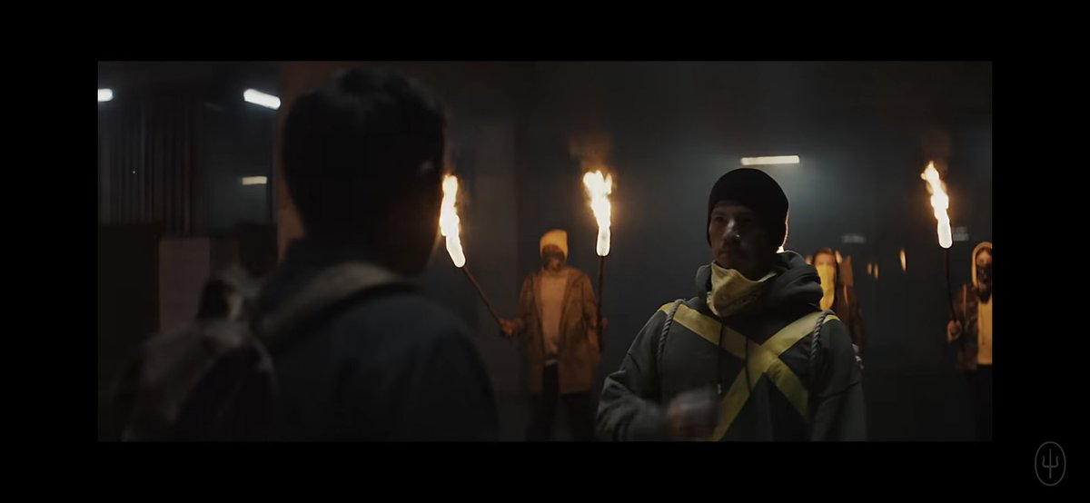 llindsyy's tweet photo. eu não sei se já tinham postado aqui
mas no clipe jumpsuit no momento 2:29 é quando o bispo toca no tyler 
e no clipe de nico and the niners é quando o josh tira a máscara pro tyler https://t.co/U8E9Hr9XkV