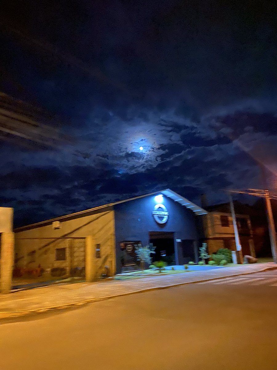 sara1xt's tweet photo. tirei a foto no carro em movimento e saiu assim. até a lua em gramado é diferente kkkkk🤍🤍 https://t.co/0703AUHwTA