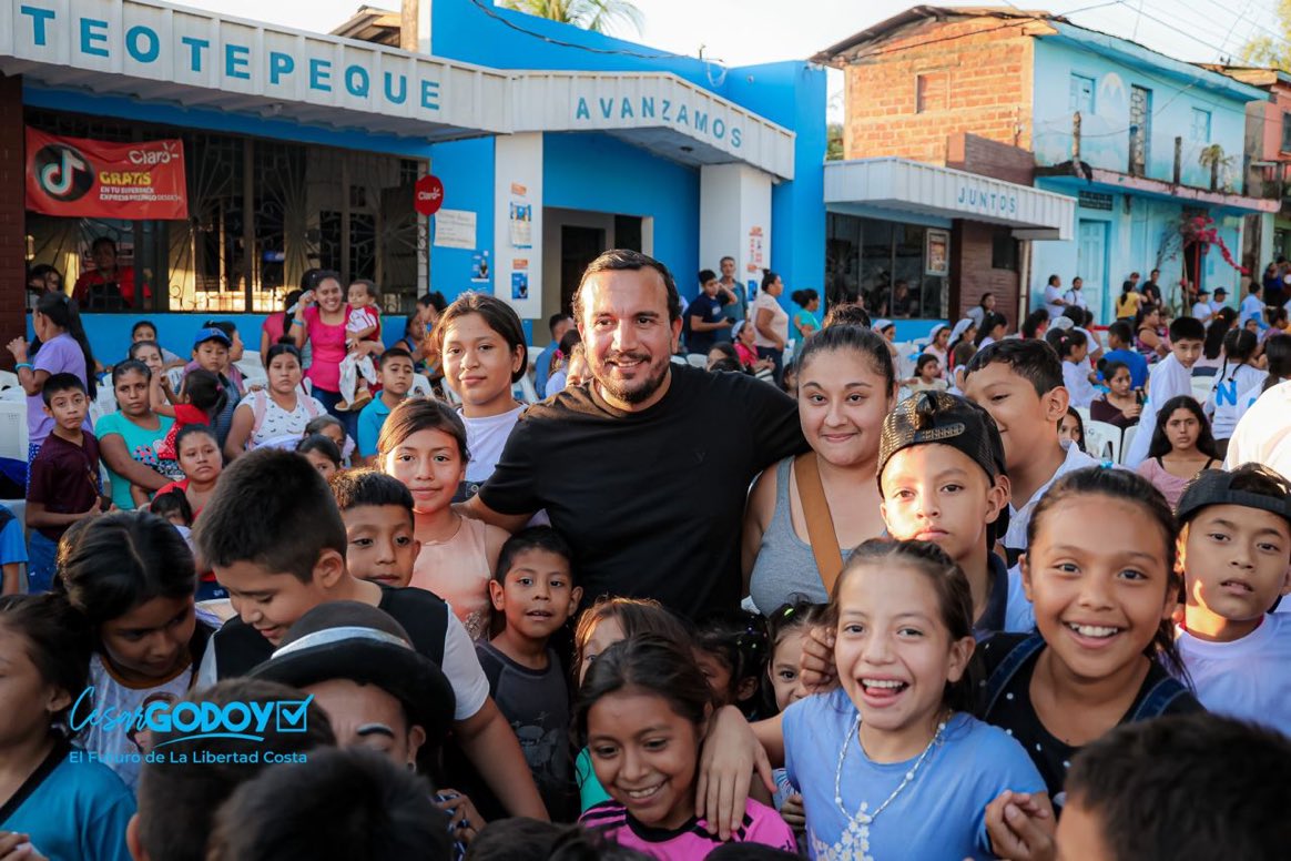 politicaestereo's tweet photo. #CesarGodoy | “Para los jóvenes se vienen escuelas de fútbol y otros deportes, como parte de los proyectos a ejecutar en La Libertad Costa”, mencionó el candidato a alcalde @CesarGodoyNi, como parte del encuentro con las familias de Teotepeque. https://t.co/CoYlnwddnc