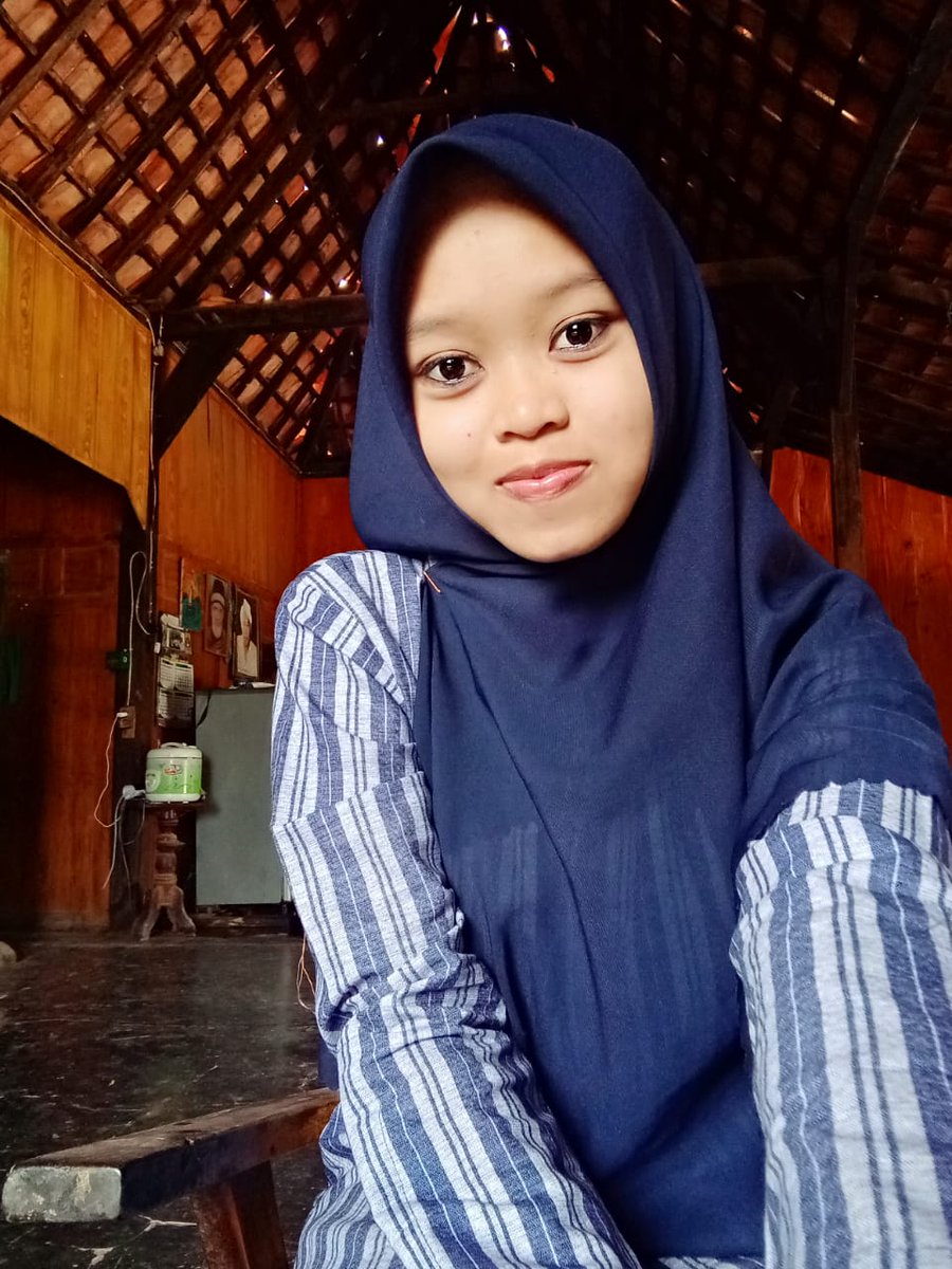 nofi_fahsi's tweet photo. Melupakanmu sama hal nya dgn mengingat seseorang yg TK pernah kukenal sbelumnya.. 😂
#canda #bucin https://t.co/CDgU3Ivnnp