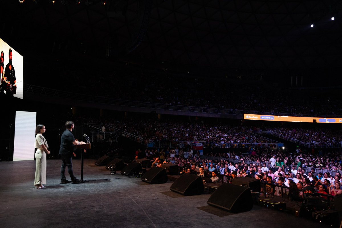 GabrielBoric's tweet photo. Qué lindo poder ser parte y ver de cerca este evento, conmueve la solidaridad como reacción tan propia de nuestra patria, ver al mundo privado, artistas, al Estado y tantas y tantos unirse desde un sentimiento tan noble como es el de ayudar en cada tragedia y adversidad que hemos tenido que superar. Como bien dice el nombre: Juntos, Chile se levanta!