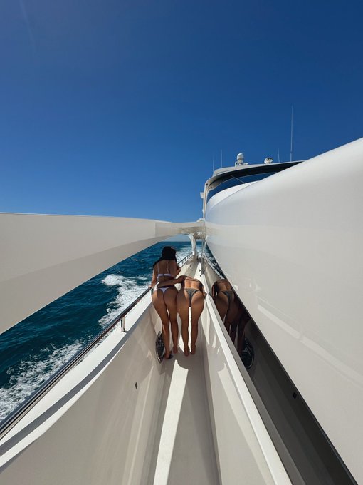 all cheeks, no smile https://t.co/K8Ut6u4Hdv