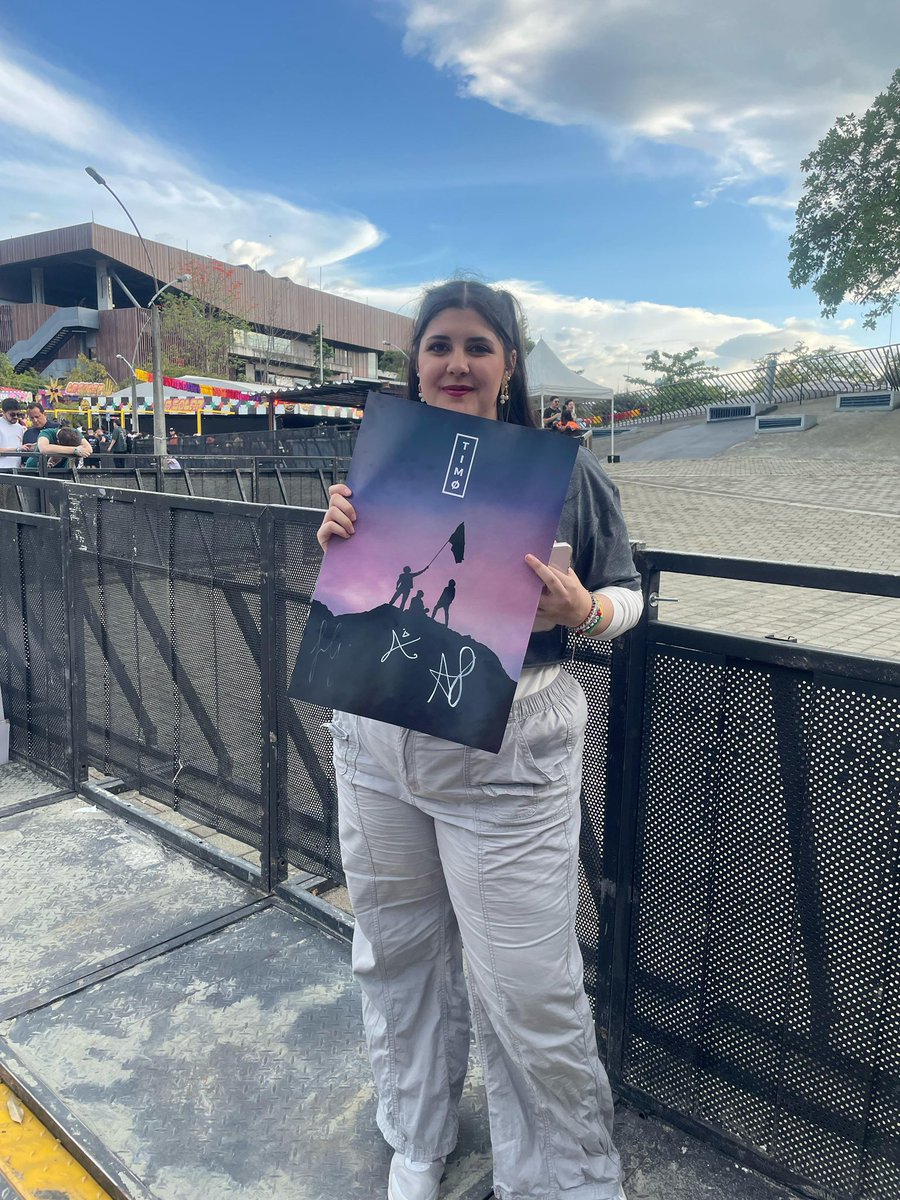 UMusicColombia's tweet photo. Los súper fans de Timø dijeron presente en #LaSolarFestival 🖤✨🔥 https://t.co/EXpjlsxl3K