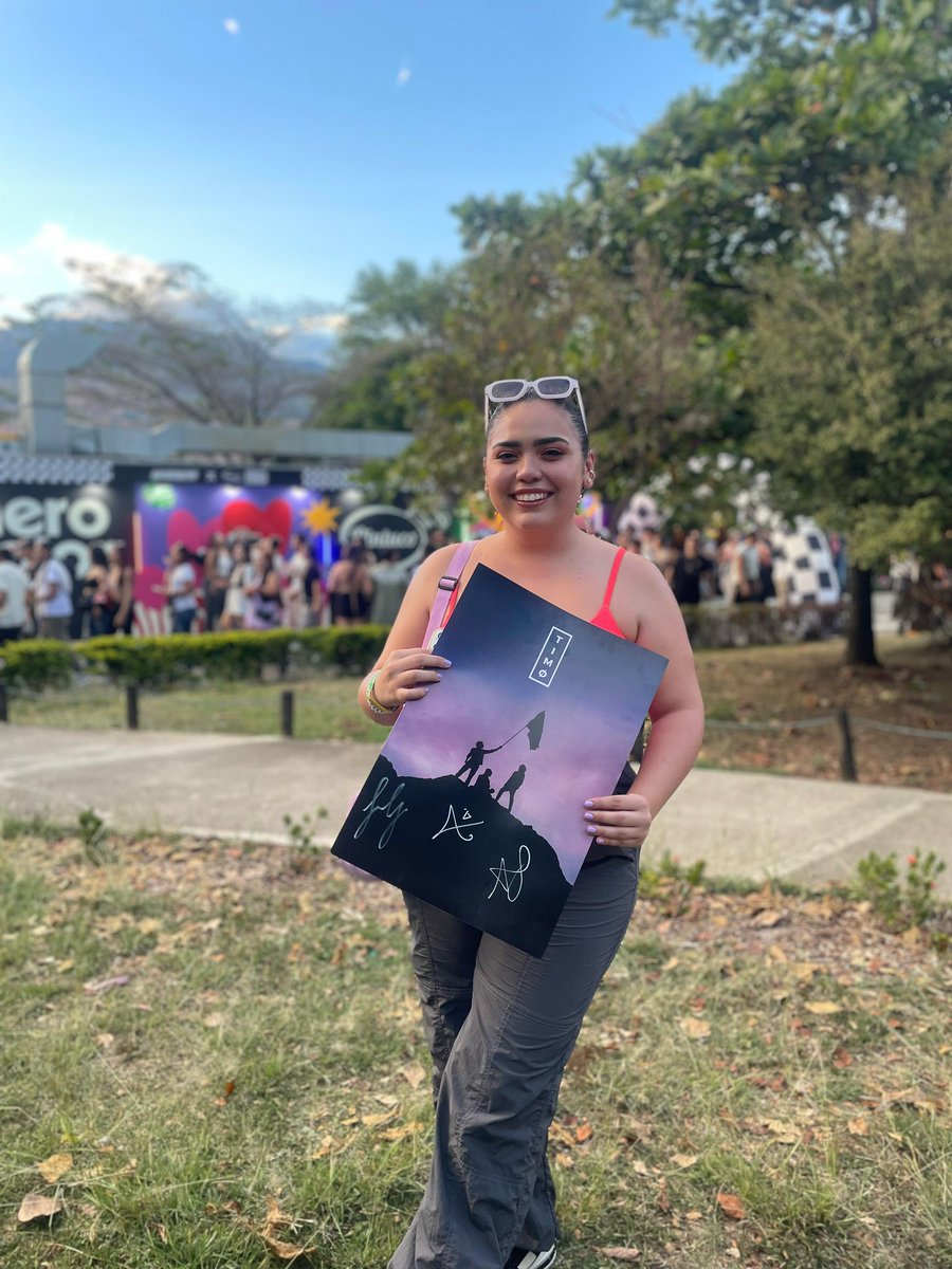 UMusicColombia's tweet photo. Los súper fans de Timø dijeron presente en #LaSolarFestival 🖤✨🔥 https://t.co/EXpjlsxl3K