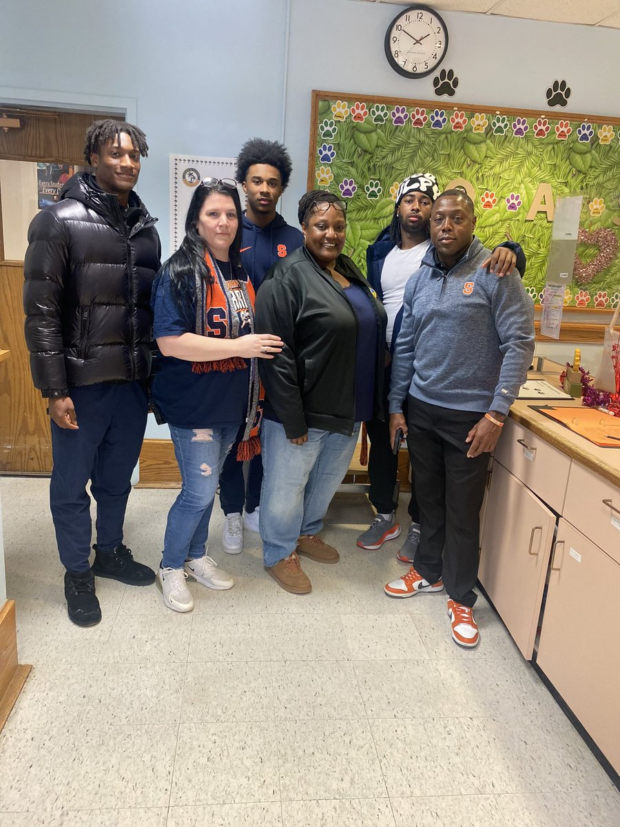 OasisSCSD's tweet photo. Great visit from Syracuse Football team a great way to kick off Winter Recess. Thank you Ms. Angela Davis and Oasis staff for the welcoming! @SyracuseSchools @OasisSCSD https://t.co/2qgYFGi5pT