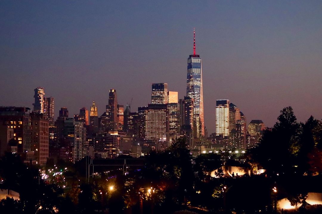 4WTC's tweet photo. #DidYouKnow that #Pier57 offers public spaces, community events, and a James Beard Foundation curated market hall? It even features a rooftop park that's the perfect spot to take in those #MyWTC views!
Photo by @thenyclens https://t.co/NziOiJA9RI