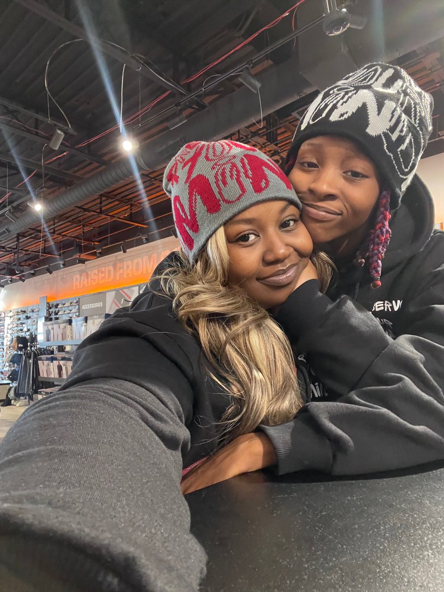 Leshabeee's tweet photo. Man I love this woman 🫨🌈 https://t.co/3O94L3u8ZG