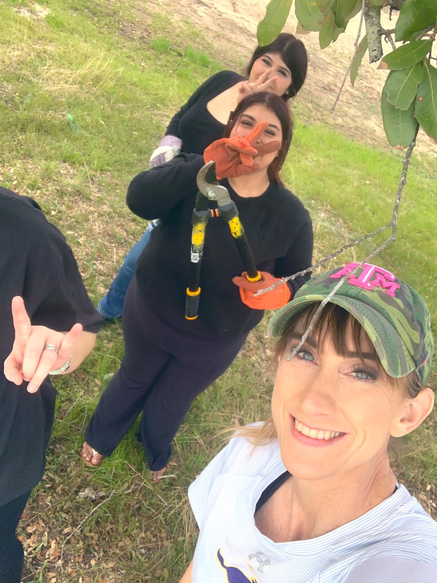 MFHShealthsci's tweet photo. What a great REDs day for MFHS students and our community. I loved getting to meet new faces and spend the day serving local businesses. @MFISDCTE @MarbleFallsISD https://t.co/JuMgTMEKMI