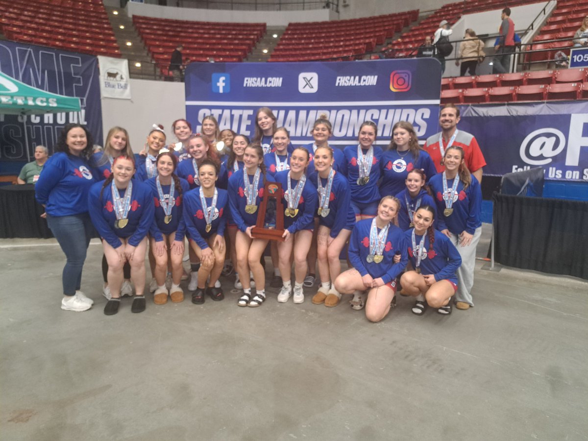 BLester1993's tweet photo. Your 3A state champs in girls weightlifting. 🏆 https://t.co/P8xvjns0QL