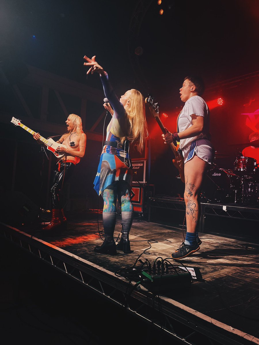 nikkidarling's tweet photo. dream wife • the garage • glasgow • 16/2/24 https://t.co/V3YosoNLfb
