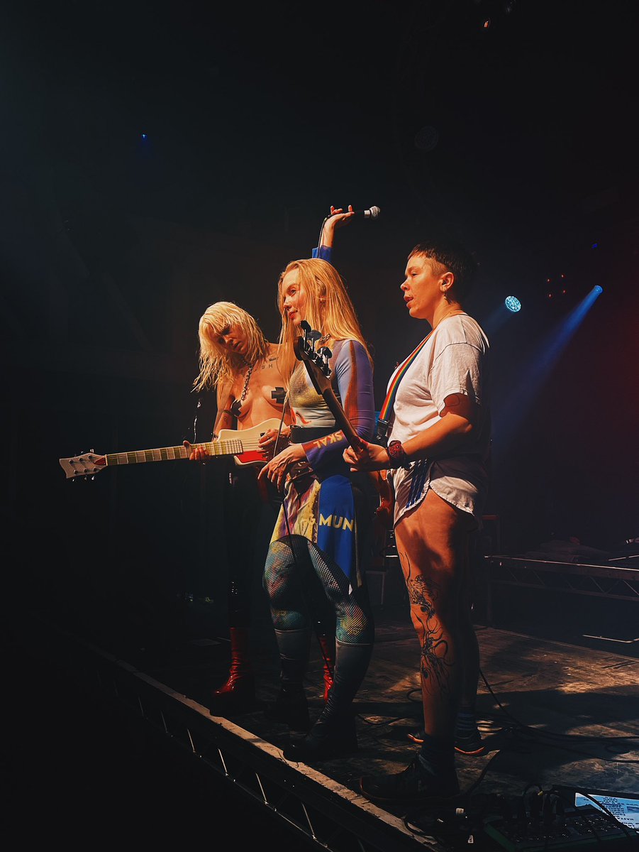 nikkidarling's tweet photo. dream wife • the garage • glasgow • 16/2/24 https://t.co/V3YosoNLfb