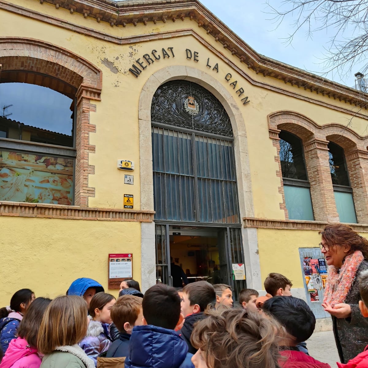 Gustaterra's tweet photo. Aquest matí #passejadaperlahistoriadelcomerç amb @SantJosepVila 
Un grup fantástic 🥰

#lletresmagiques @VilaActiva #gustaterra #escoles #historia #vilafranca #comerç https://t.co/uYV0GTjPpB