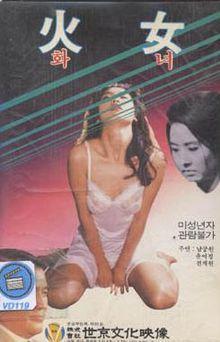 Rocamadour79's tweet photo. Es veu que el mateix Kim Ki-young va fer una versió alternativa rural ("Hwanyeo", 1971). Més tard també va fer una mena de remake-barreja de totes dues a "Hwanyeo'82" (1982). Que, per cert, és la que té el millor cartell (imatge de la dreta) de totes les versions. #QuinEmbolic https://t.co/hQmyJE8Ccj