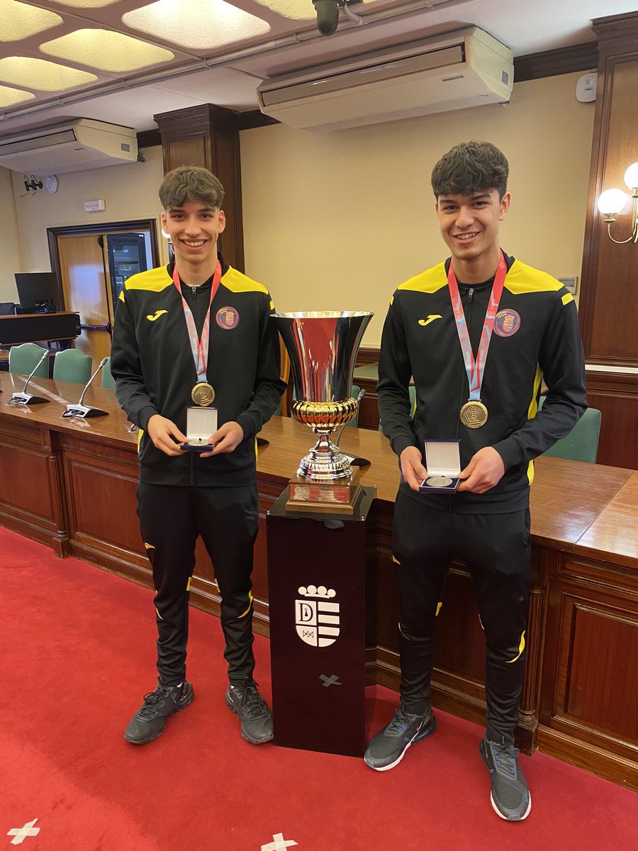 MostolesFutsal's tweet photo. Esta tarde el alcalde @manu_bautis y el concejal @de_la_puente_angel_7 han recibido a los jugadores de la sub 16 y sub 19 campeones de España de nuestro club y @ciudaddemostoles para darles la enhorabuena por el éxito conseguido , muchas gracias y esperemos más éxitos a la ciudad https://t.co/VsGf5ORAcj