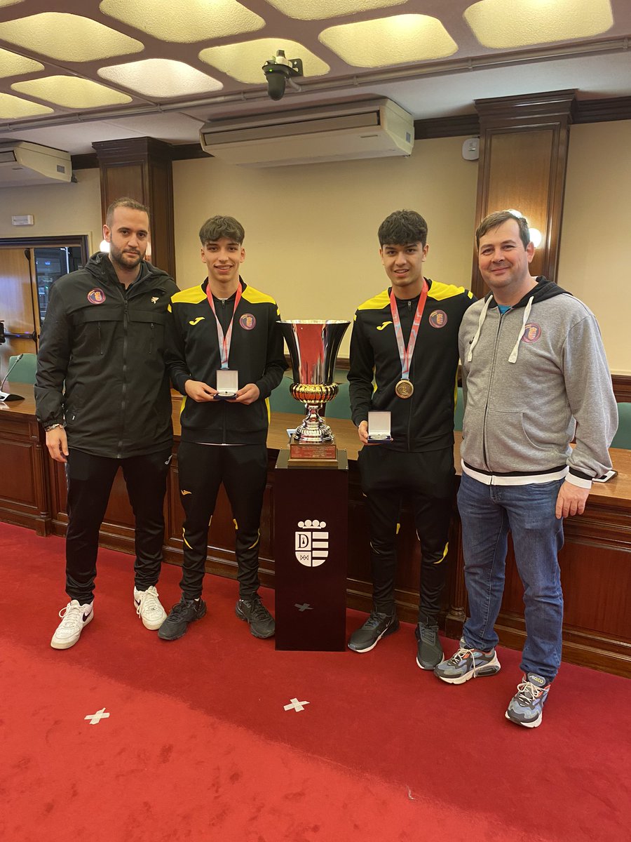 Esta tarde el alcalde @manu_bautis y el concejal @de_la_puente_angel_7 han recibido a los jugadores de la sub 16 y sub 19 campeones de España de nuestro club y @ciudaddemostoles para darles la enhorabuena por el éxito conseguido , muchas gracias y esperemos más éxitos a la ciudad