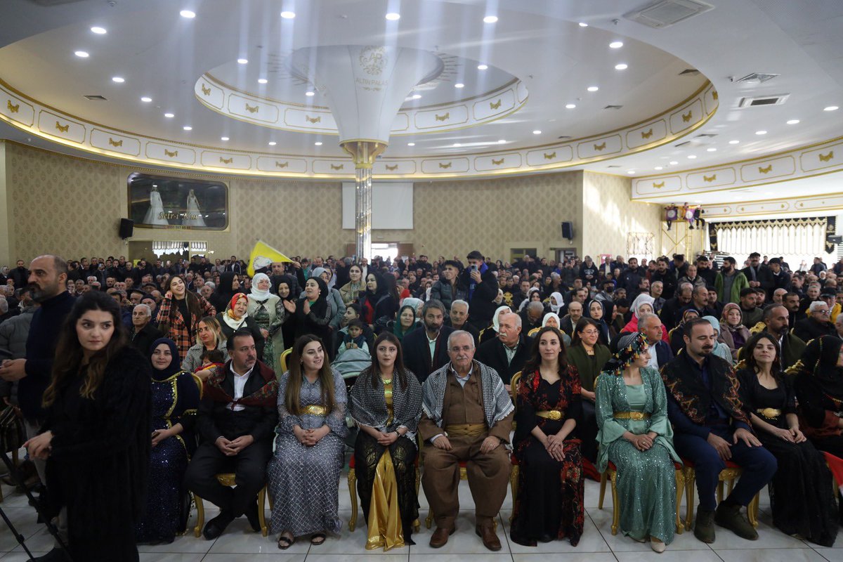 AbdullahZeydan's tweet photo. Bugün halkımız adaylarını görkemli bir şekilde karşıladı.
Asil halkımıza ve emeği geçen tüm yoldaşlarımıza şükranlarımızı sunarız.🙏
AKP’ li Kayyım rejimine son. Bizim olanı alma zamanı❗️
#DemDemaWanêye
#DEMhatRabe https://t.co/oL9TmJYmwq