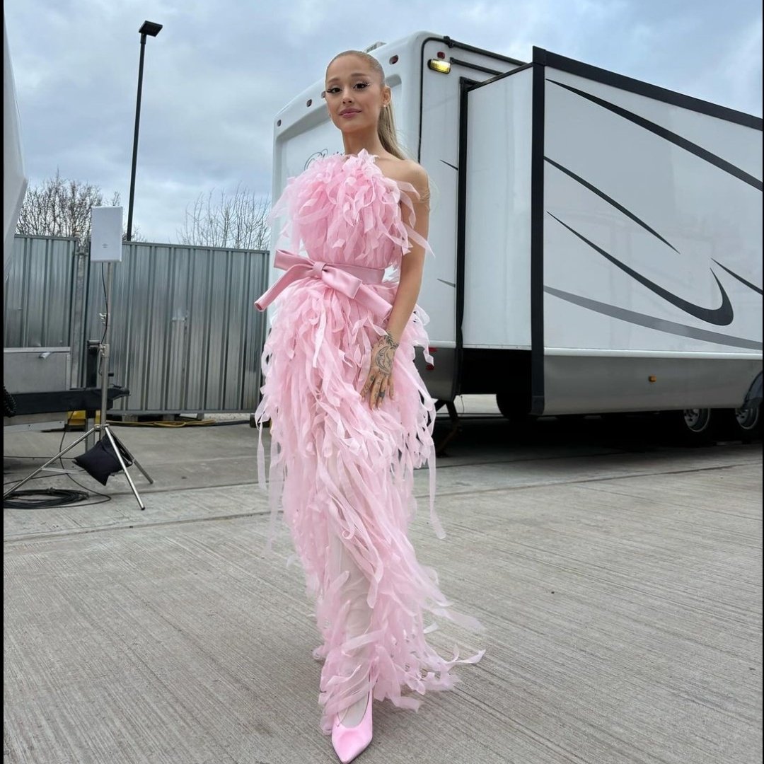 pink looks SO GOOD on her~