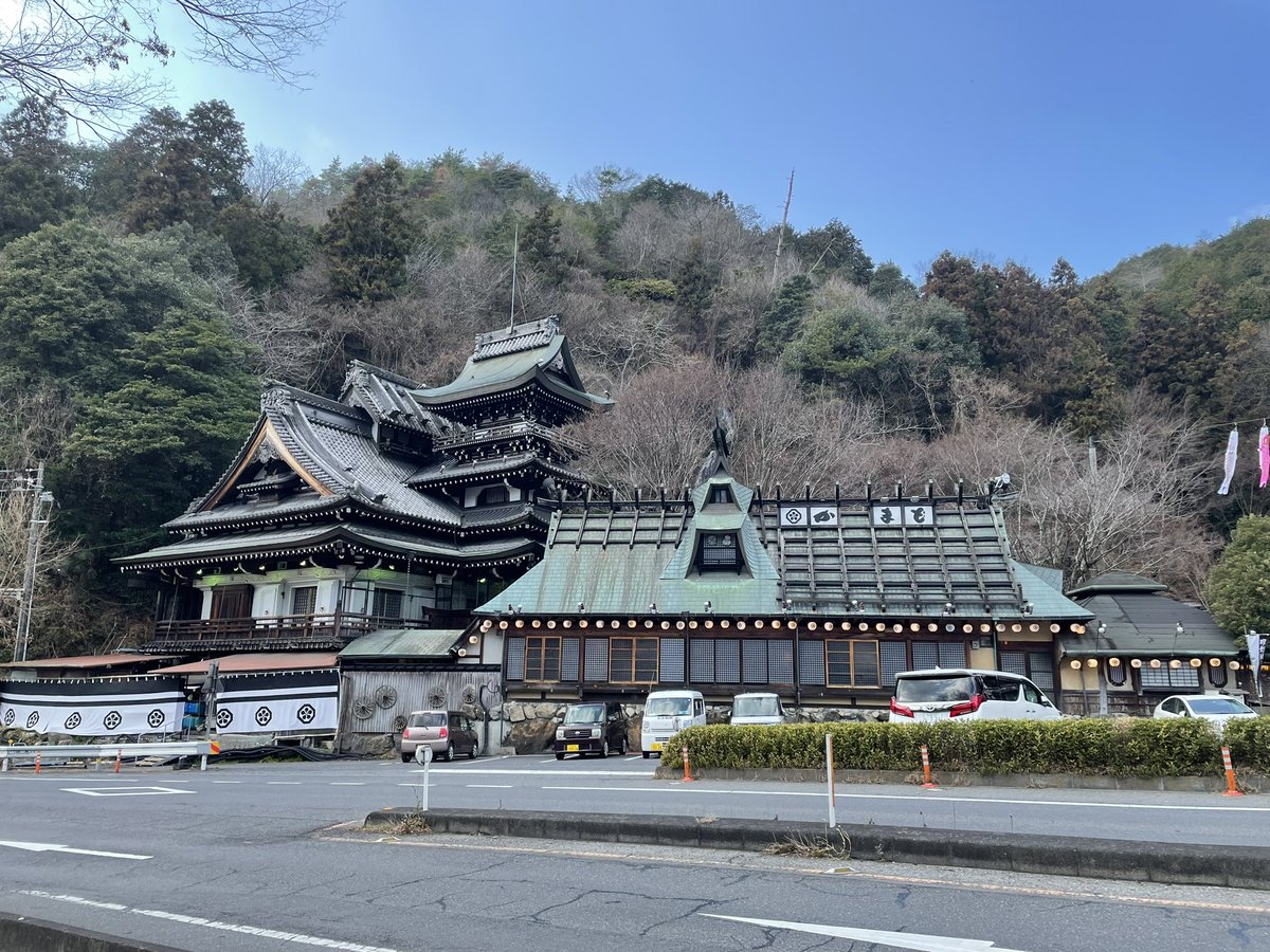 FUZEI_PICTURES's tweet photo. 山口県岩国市　いろり山賊
山賊焼き

国道２号線を山口から広島に向かっていると突如あらわれる城。

串に刺さった鳥のまる焼きは800円で最高でした🤤
山の中でコタツは癒されます。

#旅 #風情 https://t.co/B1JfALmk8Q