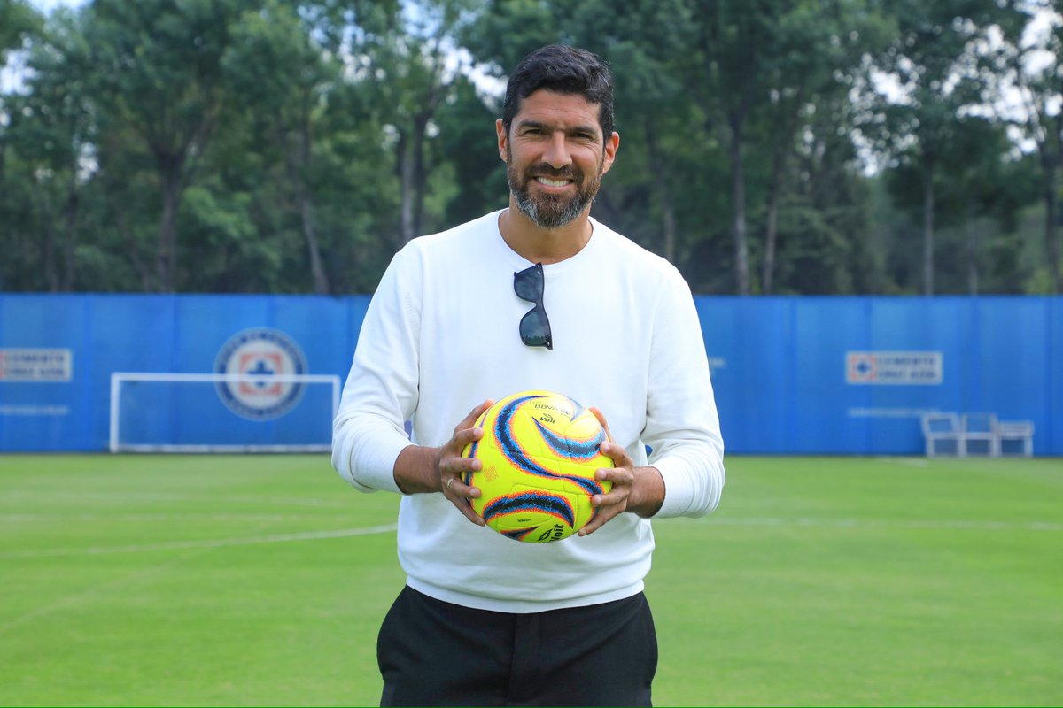 CruzAzul's tweet photo. Miren el crack que nos visitó esta tarde en La Noria. 😍🔥💙

Sebastián “El Loco” Abreu. 🇺🇾 https://t.co/ar3wXIUxjS