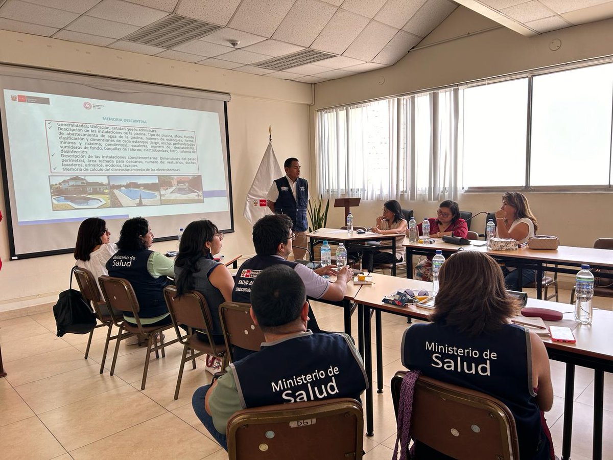 Minsa_Peru's tweet photo. ✅Con el objetivo de fortalecer y uniformizar criterios del personal de salud durante vigilancias sanitarias en sus jurisdicciones, especialistas del área de vigilancia de la calidad del agua para consumo humano, suelos, playas y piscinas de #Digesa, capacitaron a las #Diris de Lima Metropolitana en certificación y vigilancia sanitaria de piscinas públicas y privadas de uso colectivo 🤝.