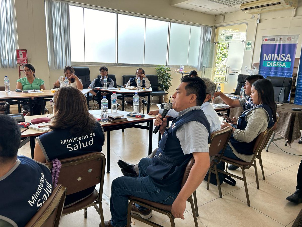 Minsa_Peru's tweet photo. ✅Con el objetivo de fortalecer y uniformizar criterios del personal de salud durante vigilancias sanitarias en sus jurisdicciones, especialistas del área de vigilancia de la calidad del agua para consumo humano, suelos, playas y piscinas de #Digesa, capacitaron a las #Diris de Lima Metropolitana en certificación y vigilancia sanitaria de piscinas públicas y privadas de uso colectivo 🤝.
