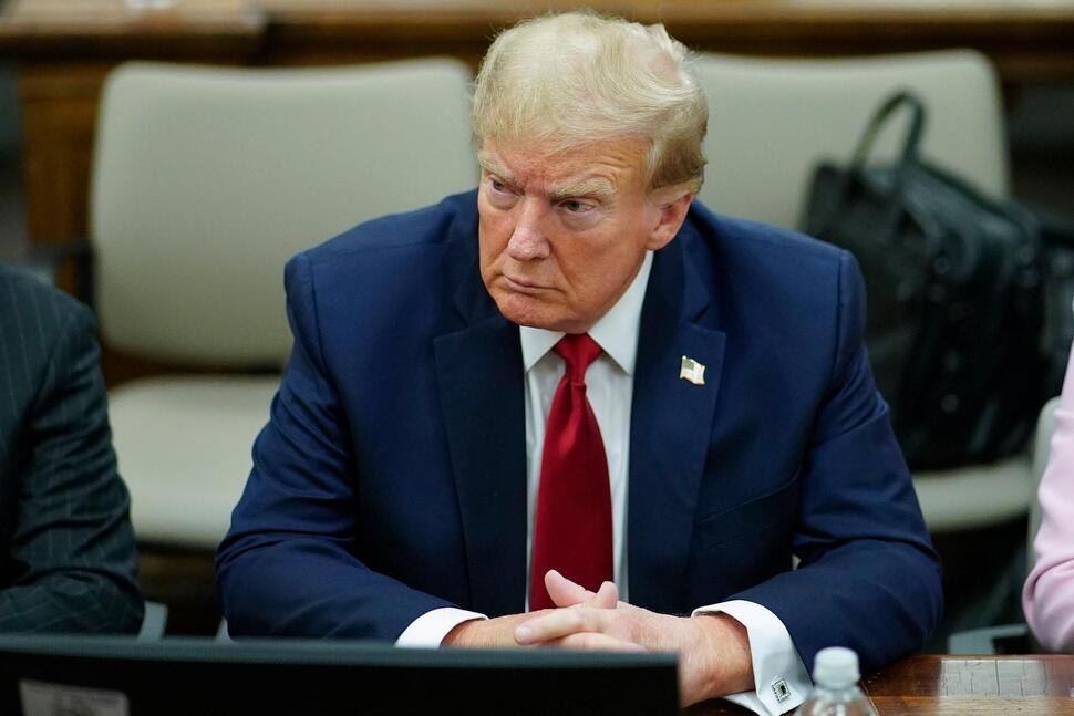 🎵 NEW YORY, NEW YORK 🎵

Start spreadin' the news
He’s leavin' today …
He’s no longer a part of it 
New York, New York …

These little clown shoes
Are longing to stay …
Right in the heart of it
New York, New York …

He’s gonna wake up in a jail …
‘cause he’s a creep …
And