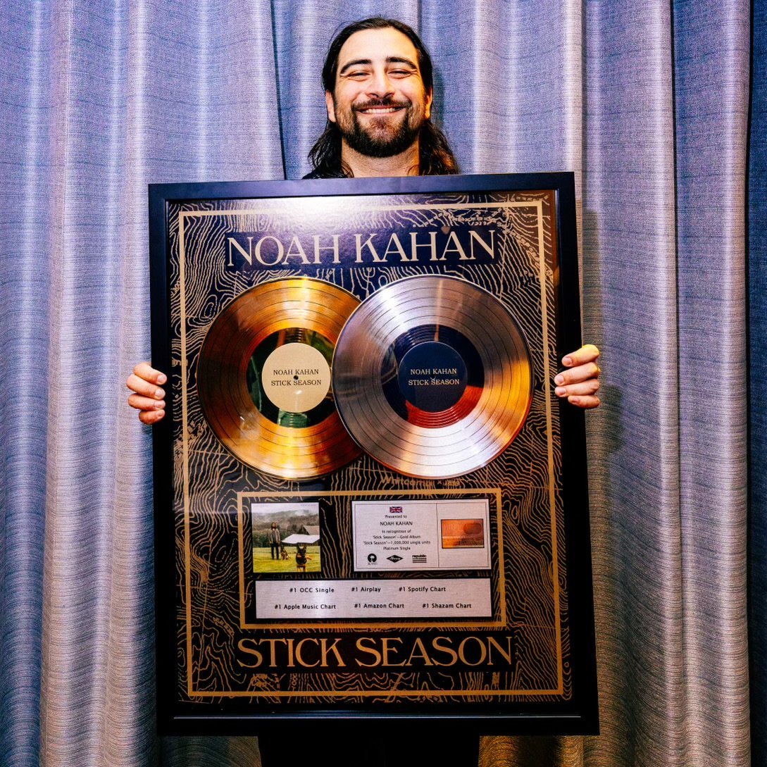 NoahKahanNation's tweet photo. 📸| Noah holds his accolades for the Stick Season album and single: “Island celebrates ‘incredible, thoroughly deserved’ chart double for Noah Kahan”

🔗: https://t.co/8JslESxv1w… https://t.co/0myymWz0uQ