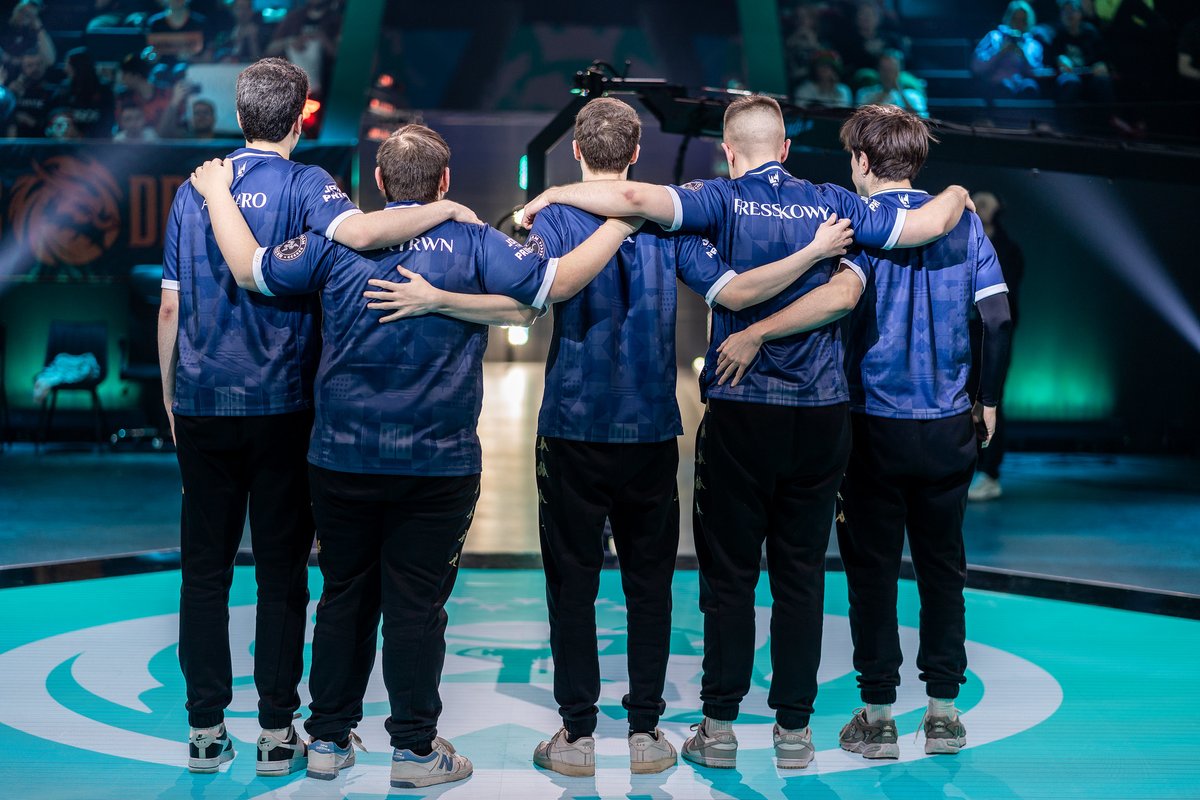 lol_es's tweet photo. Un equipo tier F haciendo historia🫡 https://t.co/R8b6JMpA8M