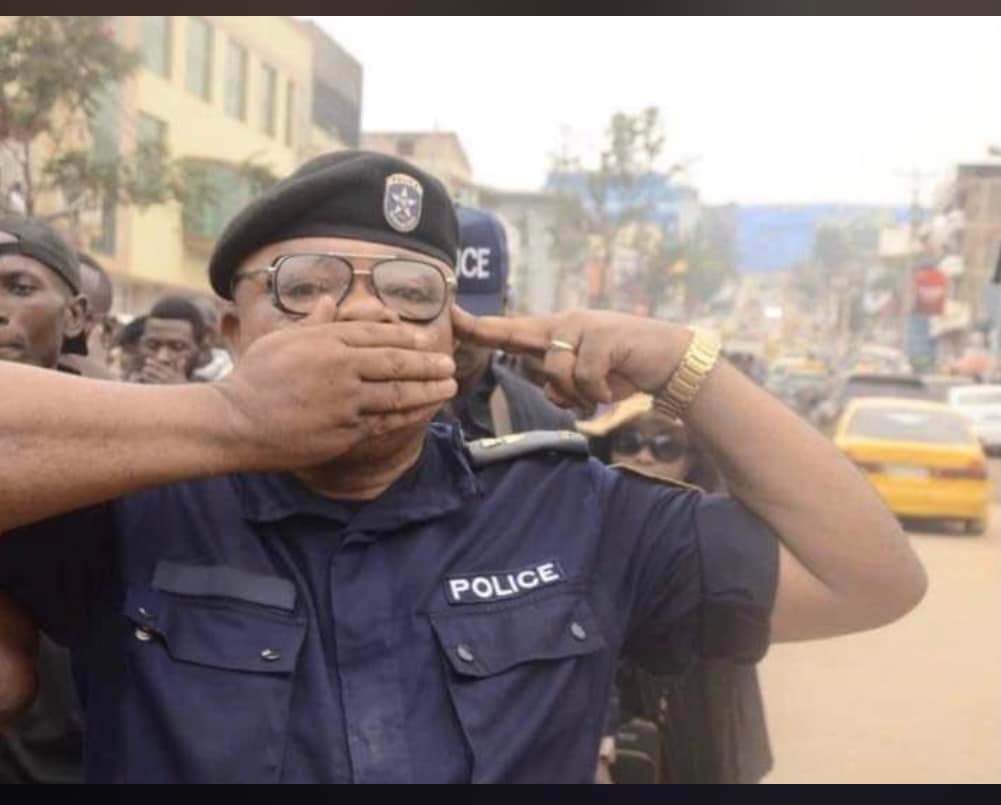 barhmukenge's tweet photo. TO LOBAKI NINI . NE SOYEZ PAS ETONNÉ QU'APRES LES MINISTRES EZALA BA MILITAIRES QUI DEVRAIENT PLUSTOT SE BATTRE AU FRONT.  C'EST LE TOUR DE LA POLICE.  ET APRES .... https://t.co/3hHqNmt4vV