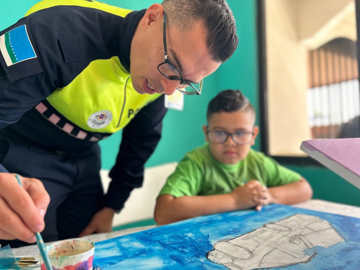 PANI_CR's tweet photo. La Policía Municipal de San José y @UNICEFCostaRica presentan la cautivadora exposición CuidARTE, que celebra el talento artístico de nuestros niños, niñas y adolescentes.Además, esta apertura contó con la participación de la Presidenta Ejecutiva del PANI, Kennly Garza. https://t.co/zr0D3TxhWp